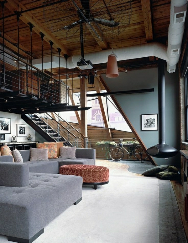 chambre-vaste-canapé-gris-salon-confortable-coussins-colorés-escalier-industriel