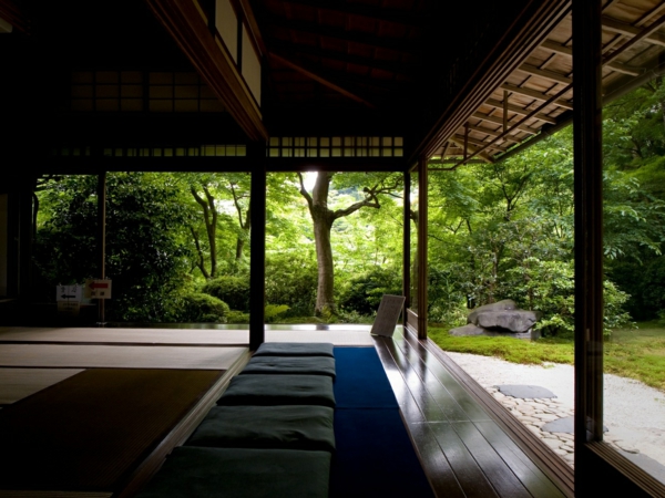 chambre-zen-intérieur-ouvert-vers-le-jardin