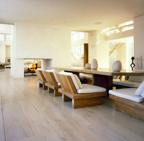 chambre-zen-intérieur-spacieux-grandes-chaises-en-bois