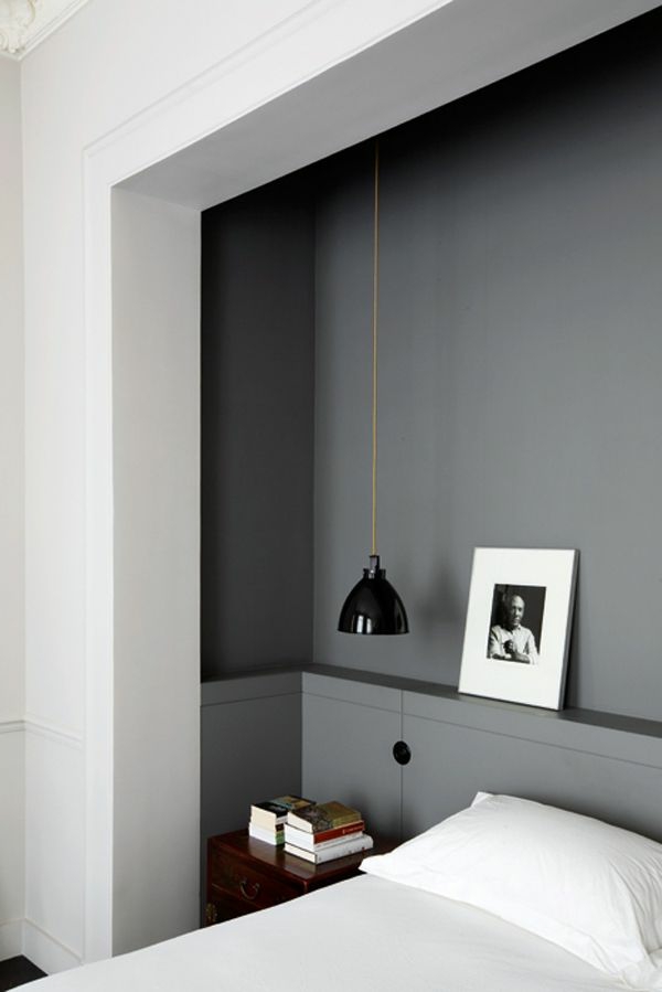 chambre-à-coucher-lampe-design-murs-gris-livres