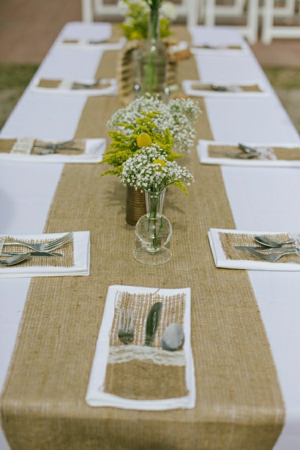 chemin-de-table-beige-fleurs-décoration-de-table-nappe-blanche-set-de-table