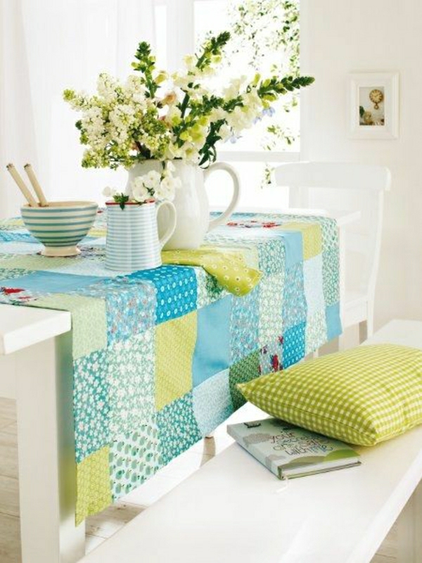 chemin-de-table-coloré-bleu-vert-fleurs-de-table-chaises-en-bois-blanc-banc-en-bois
