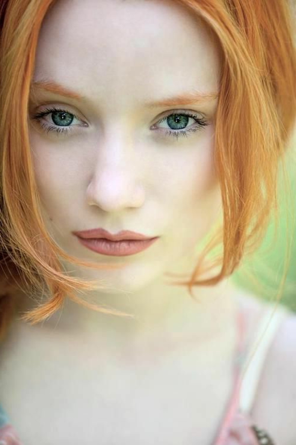 cheveux-orange-visage-blanc-yeux-bleus-couleur-de-cheveux-tendance