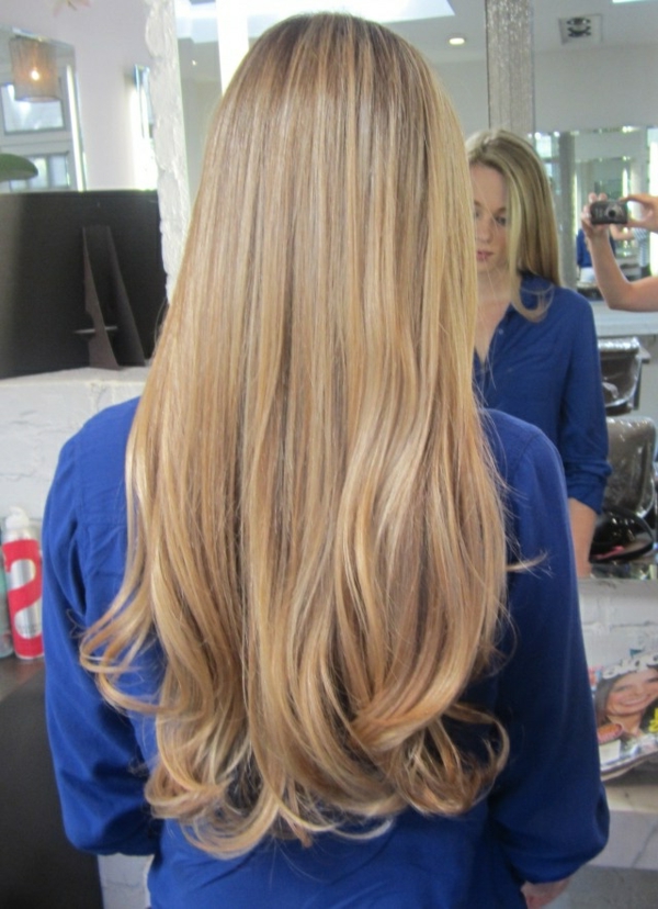 cheveux-tendance-blond-doré-fille-chemise-bleue