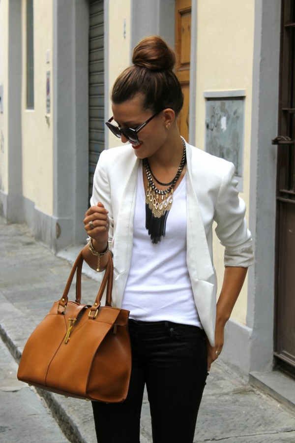 collier-plastron-et-une-tenue-stylée-de-femme-moderne