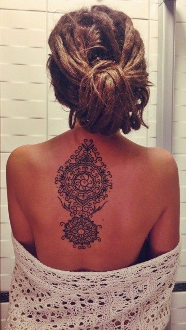 coloration-henné-tatouage-henne-cheveux-femme-dos