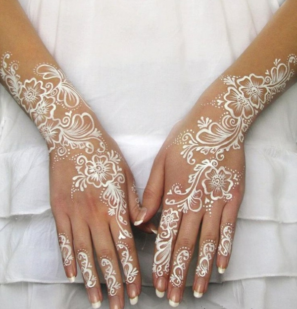 coloration-henné-tatouage-henne-sur-mains-blanc
