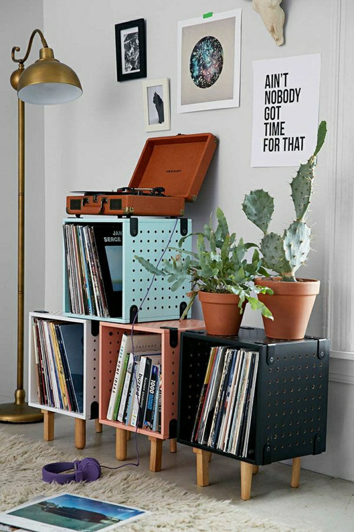 cube-de-rangement-déco-idée-livres-meubles-en-bois-tapis-blanc-sol-plantes-vertes
