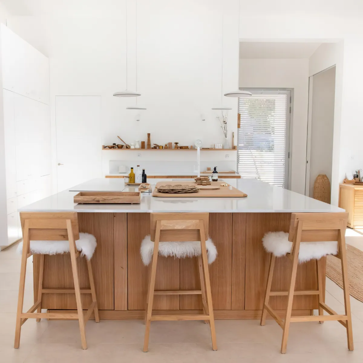 cuisine moderne en blanc et bois tabourets plan de travail en marbre blanc