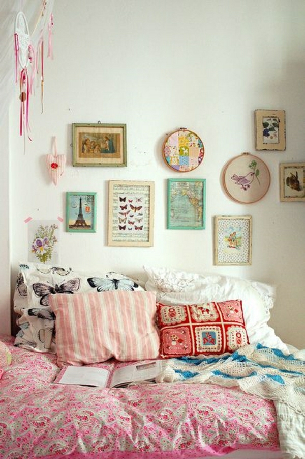 deco-cocooning-chambre-a-coucher-couverture-de-lit-colorée-peintures-murales
