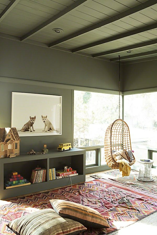 deco-cocooning-murs-gris-chaise-suspendue-mur-en-verre-fenetre-grande-tapis-coloré