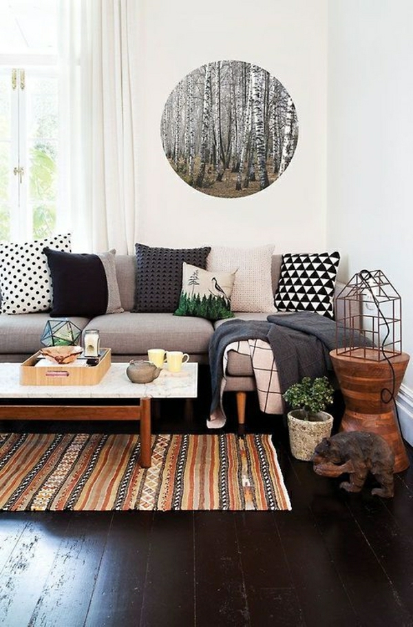 deco-cocooning-salon-sol-en-parquet-plancher-noir-tapis-coloré-table-basse-en-bois