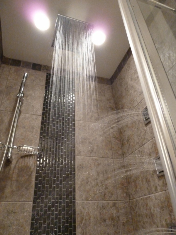 douche-pluie-mur-céramique-et-douches-modernes