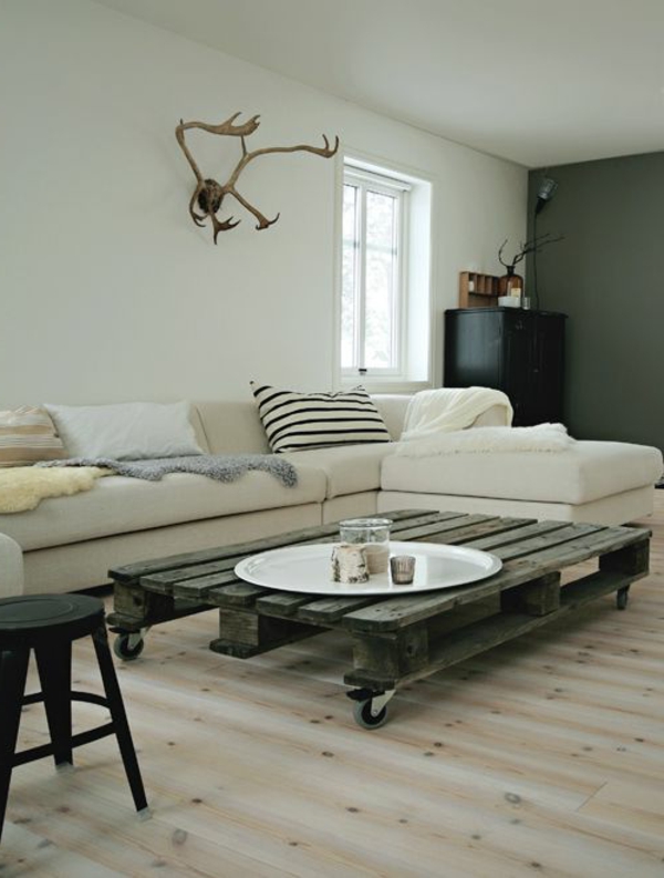 déco-mural-table-basse-avec-palette-salon-sol-en-bois-plancher-parquet-chaise-basse