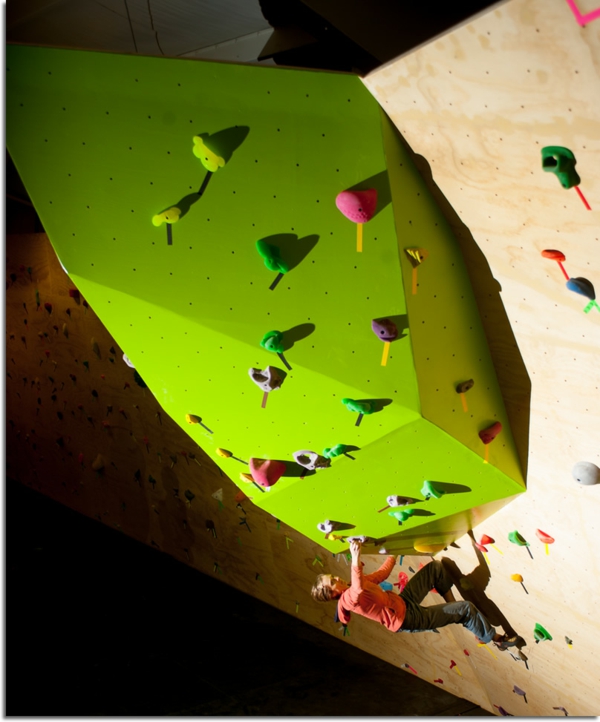 escalade-en-salle-imitations-de-grottes-et-de-rochers