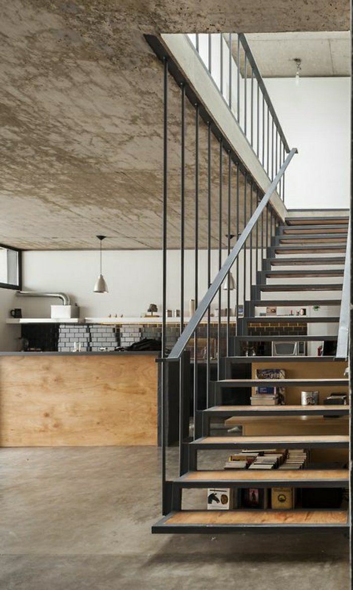 escalier-aménagement-industriel-sol-en-lin-escalier-en-fer-et-bois-salon-vaste