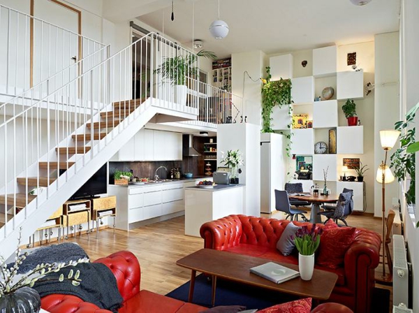 escalier-pour-mezzanine-sofas-rouges-capitonnés