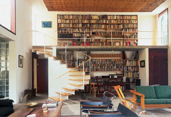 escalier-pour-mezzanine-un-mur-avec-bibliothèque