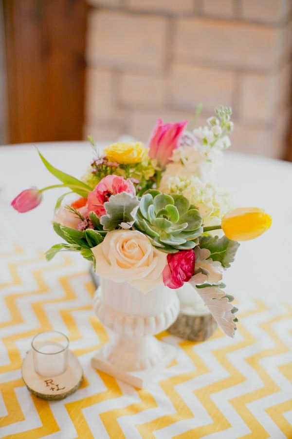fleurs-de-table-nappe-jaune-blanche-décoration-de-table-cuisine