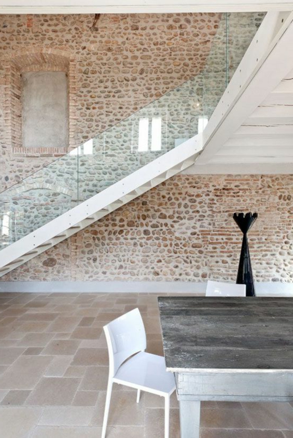 garde-corps-en-verre-escalier-loft-mur-en-pierres