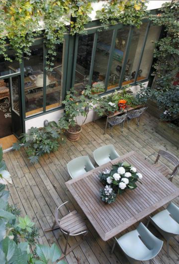 grande-table-de-jardin-en-bois-maison-fleurs-sol-plancher