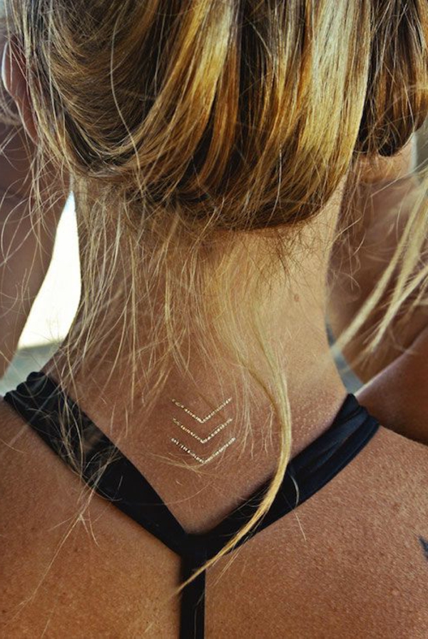 henné-cheveux-d-ailleurs-simple-tatouage-petit-en-or