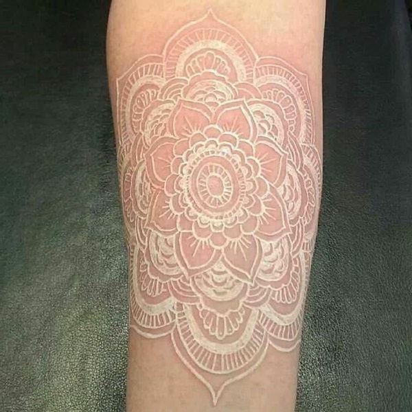 henné-tatou-blanc-sur-peau-main-idee