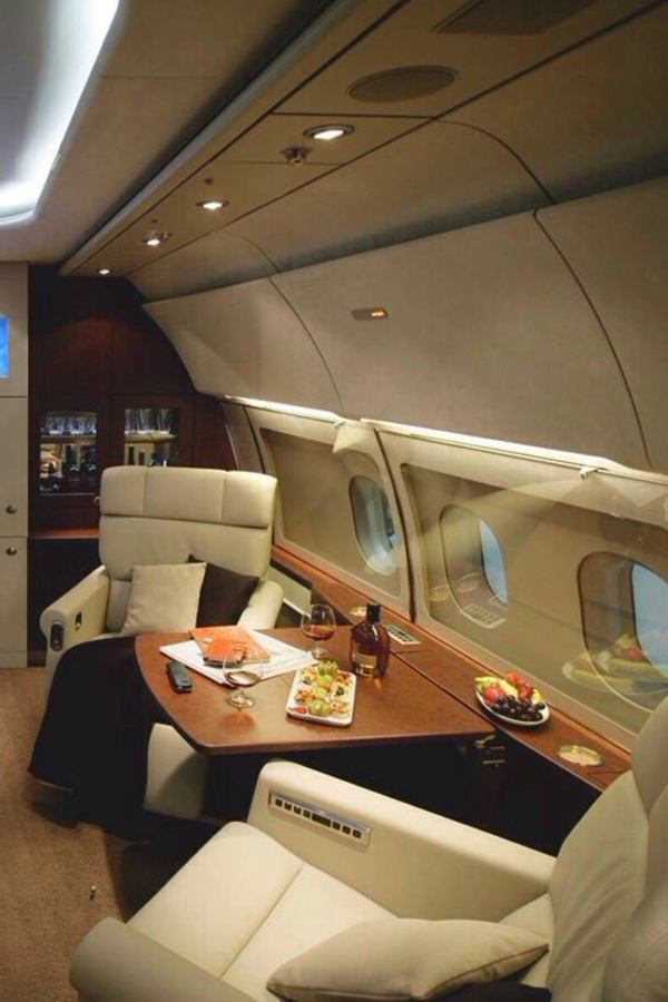 intérieur-de-luxe-avion-privé-canapé-cuir-beige