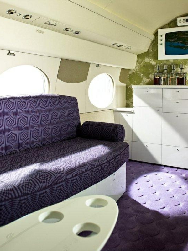 intérieur-jet-privé-avion-canapé-violet-tv