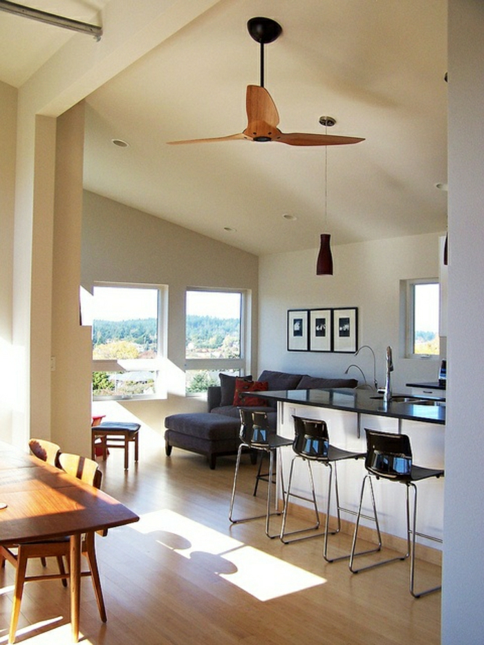 intérieur-moderne-cuisine-ventilateur-de-plafond-en-bois-sol-en-parquet-chaises-noirs-de-bar