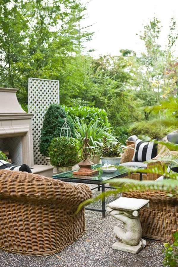 jardin-beau-extérieur-table-chaises-en-bois