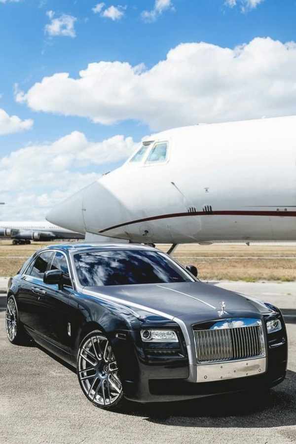 jet-privé-avec-voiture-de-luxe-noir