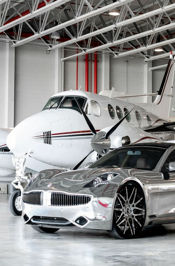 jet-privé-de-luxe-avec-voiture-grise-luxe