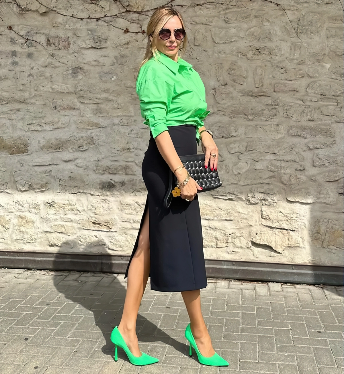 jupe noire droite fendue midi chaussures talons vert neon chemise