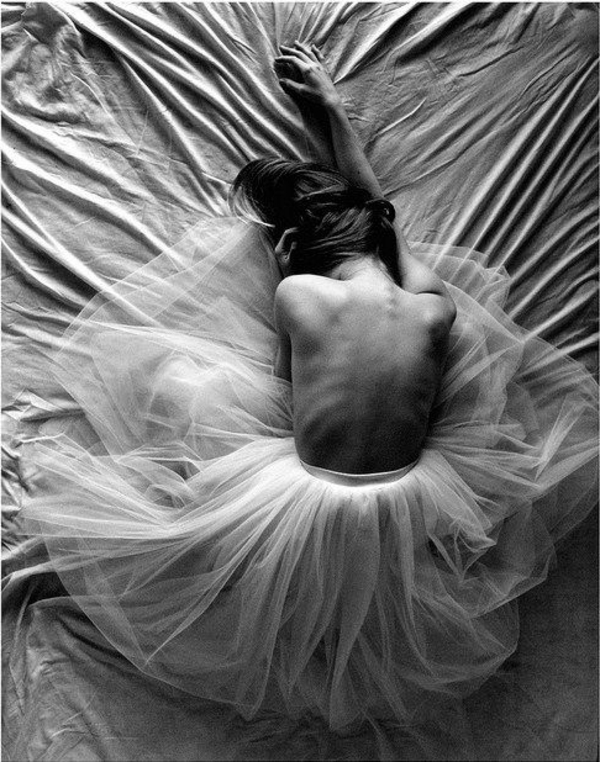 la-danseuse-photographie-noir-et-blanc-belle-robe-elle
