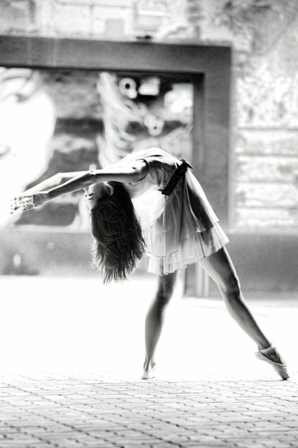 la-danseuse-photographie-noir-et-blanc-robe-ballet-chaussures-cheveux-longs