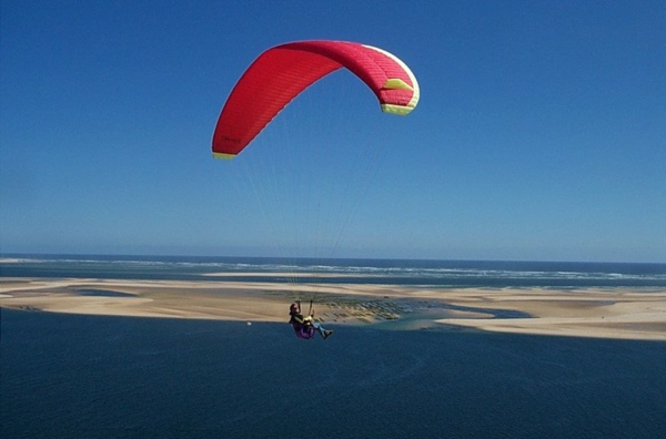 la-dune-du-pilat-jolis-sports-au-dessus-de-la-mer