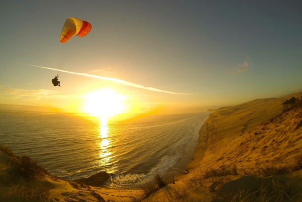 la-dune-du-pilat-parapente-au-dessus-de-la-grande-dune-bassin-dune-plus-dune-sites