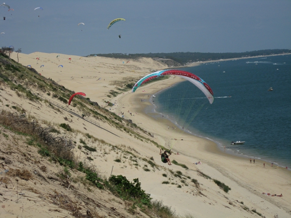 la-dune-du-pilat-sport-au-dessus-de-la-mer