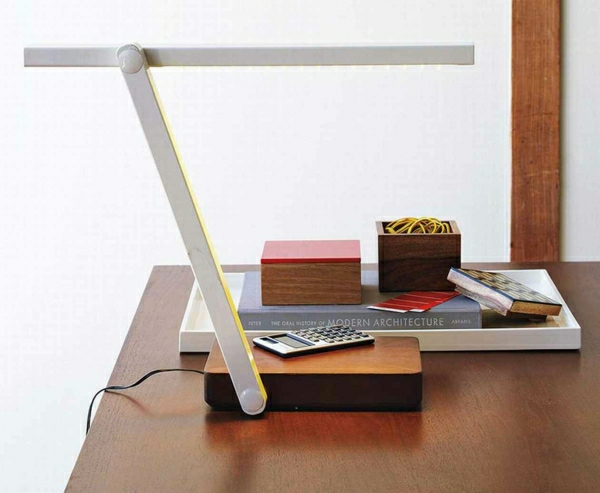 lampe-de-lecture-insolite-modele-élégant-blanc-bois-bureau-de-travail