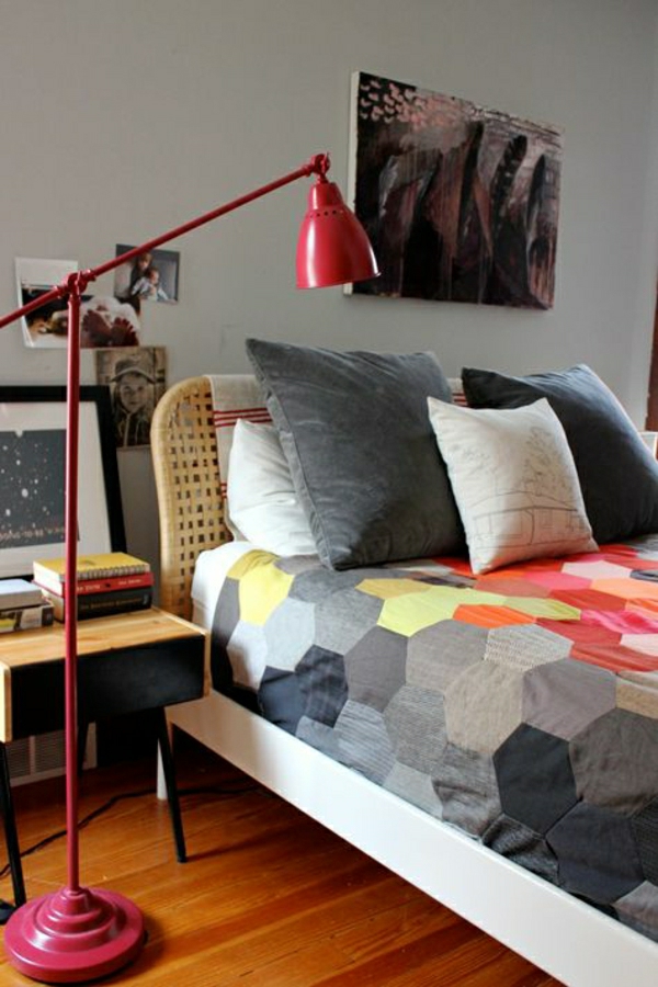 lampe-de-lecture-rouge-en-fer-linge-de-lit-coloré-tete-de-lit-parquet-bois
