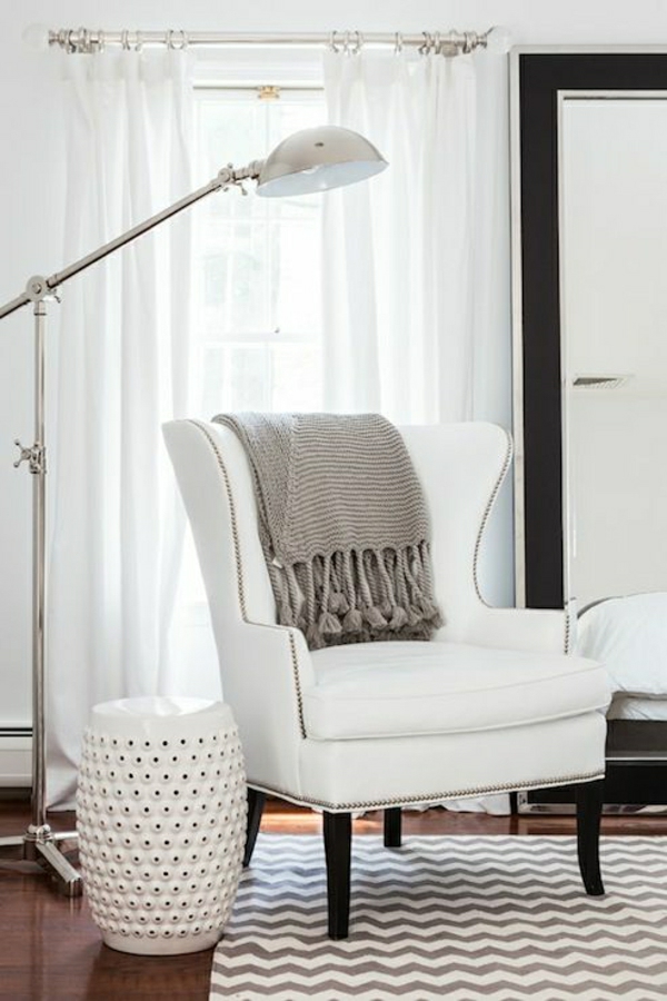 lampe-pour-lecture-fauteuil-blanc-sol-en-lin-tapis-coloré-blanc-beige