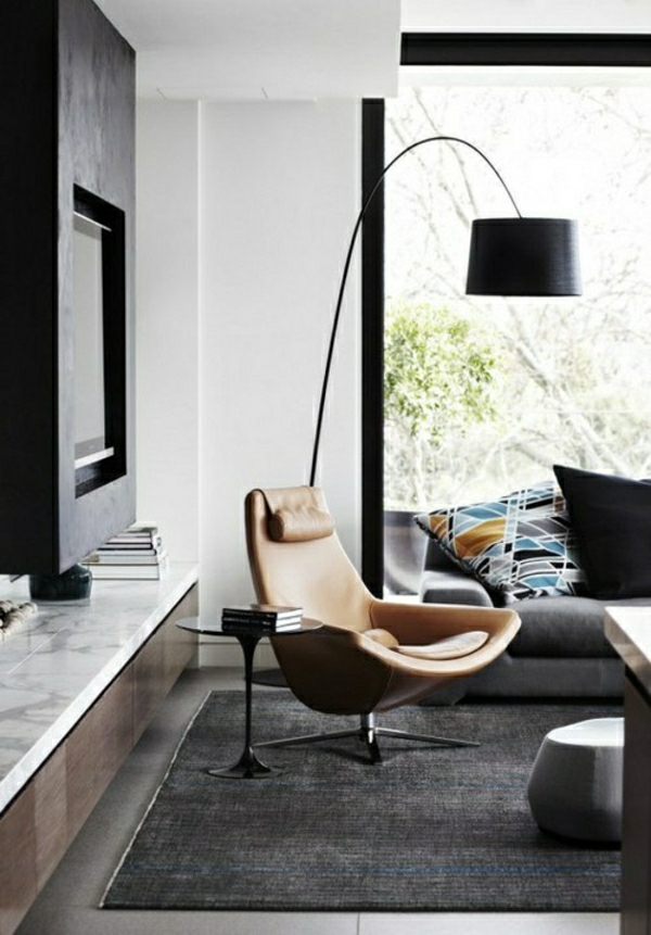 lampe-suspendue-noire-pour-lire-chaise-en-cuir-marron-canapé-noir