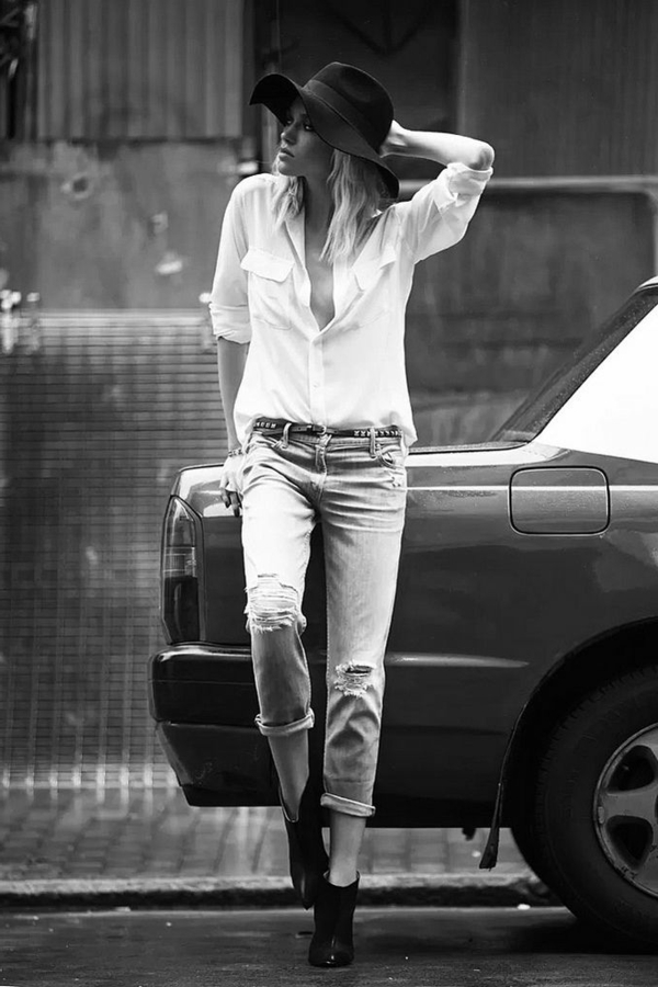 le-tenue-casuel-avec-les-jeans-bf-belle-chemise-blanc-voiture