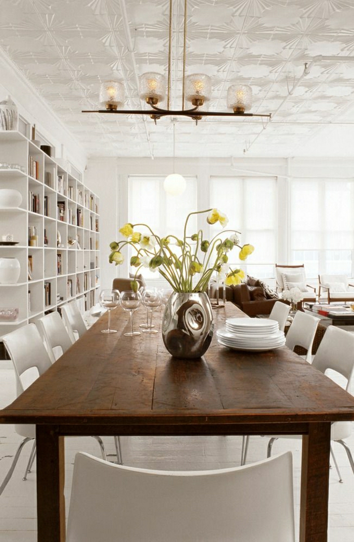 les-chaises-plastiques-blanches-fleurs-salle-de-séjour-table-en-bois-cuisine