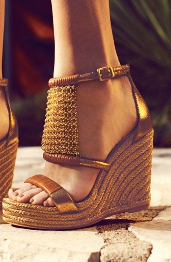 les-sandales-compensées-marron-en-or-femme-mode-ete