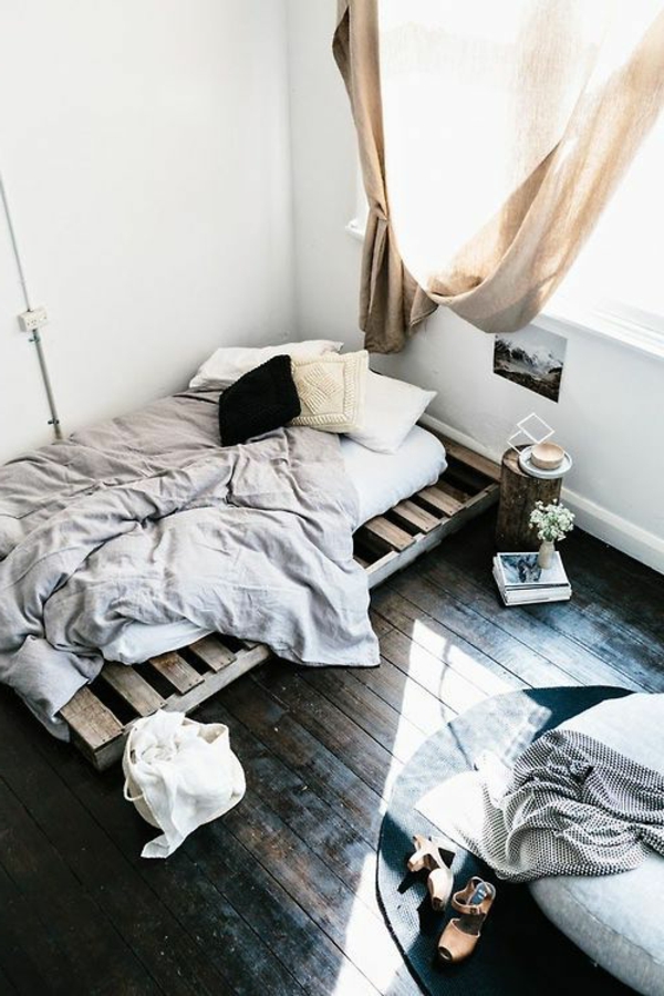 lit-en-palette-chambre-à-coucher-sol-en-planchers