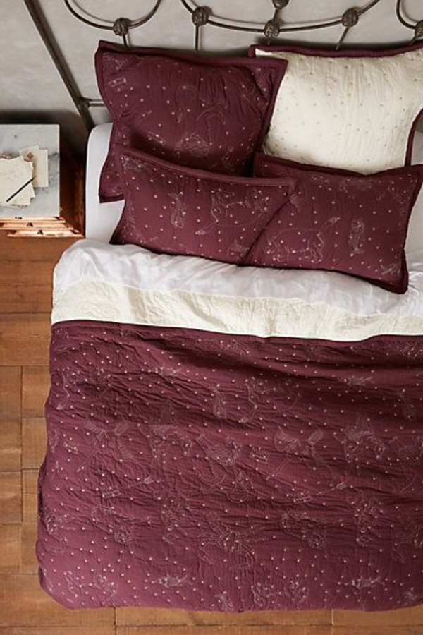 lits-couvre-jeté-lit-coussins-pièce-à-coucher-bordo