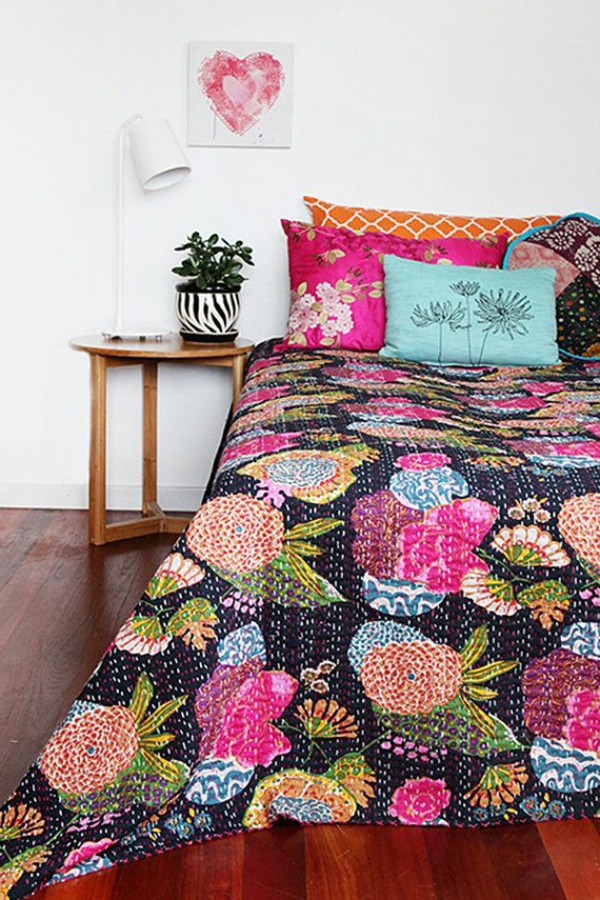 lits-couvre-jeté-lit-coussins-pièce-à-coucher-motif-fleurs