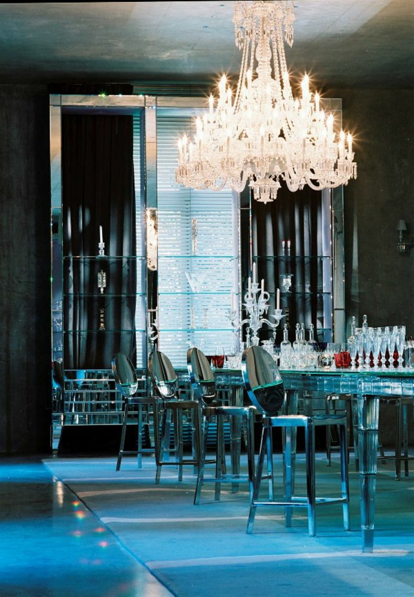 lustre-en-cristal-baccarat-chaises-starck